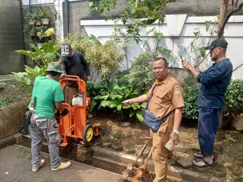 Baru Sepekan  80 Lubang Biopori Terpasang di Cireundeu, Biaya Tukang Minim Jadi Keluhan di Lapangan