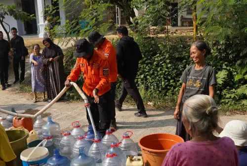 500 Warga Desa Surat Kesulitan Air Bersih, Mas Dhito Kirim Bantuan