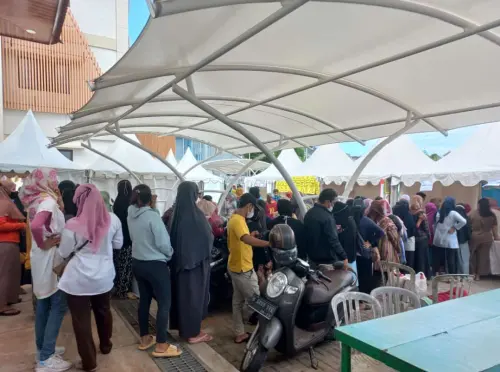 Paket Sembako Dibandrol Setengah Harga, Ribuan Warga Ciputat Timur Serbu Bazar Ramadan