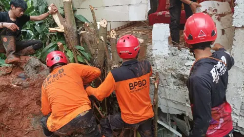Tangsel Diguyur Hujan Lebat, Longsor dan Banjir Genangi Jalan dan Rumah