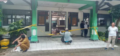 Tim&nbsp; Labfor Polda Jatim Cari Penyebab Terbakarnya Kantor DKPP Kota Kediri&nbsp;