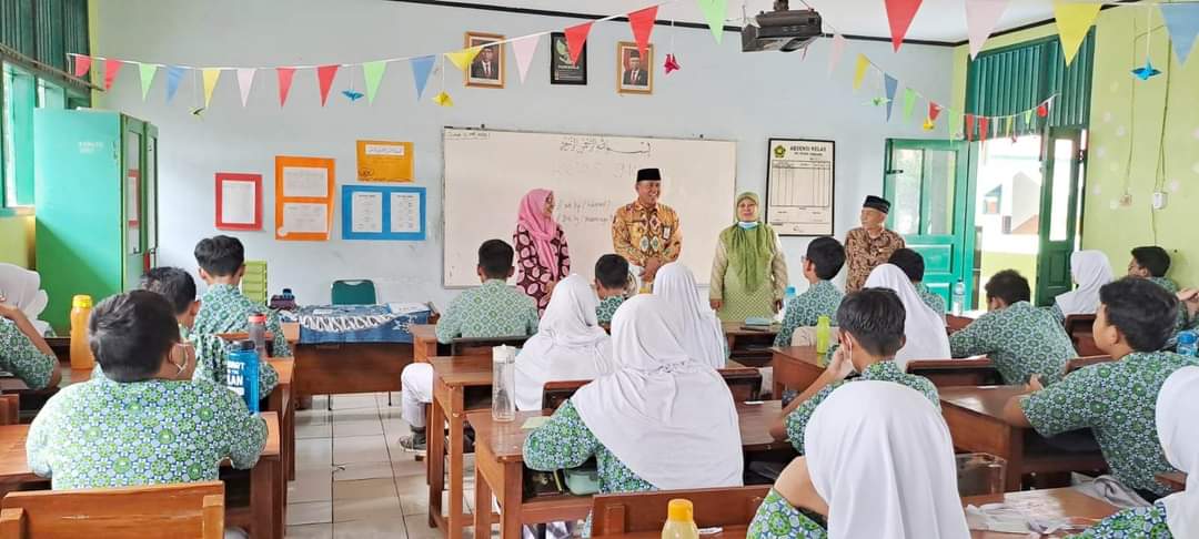 Kasi Penmad Kemenag Monitoring Penilaian Akhir Tahun di MTsN 1 Tangsel