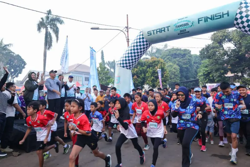 Disambut Antusias Warga, Benyamin Lepas Peserta Road To Tangsel Marathon di Pondok Aren