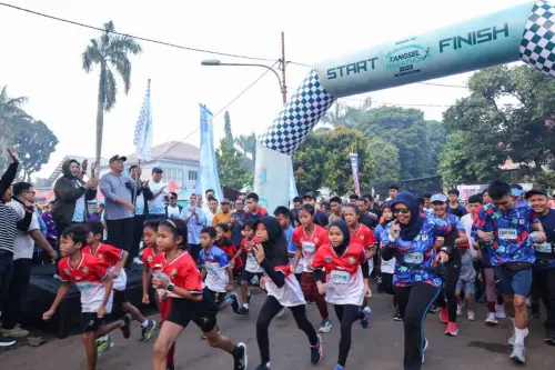 Disambut Antusias Warga, Benyamin Lepas Peserta Road To Tangsel Marathon di Pondok Aren