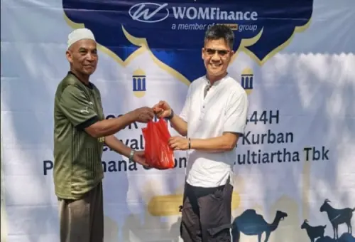 Idul Adha 1444 H, WOM Finance Salurkan Daging Kurban di Sekitar Kantor Cabang