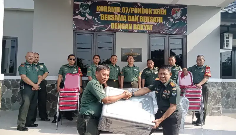 Alih Tugas Danramil 07 Pondok Aren, Kapten Kav Jatman Syam Serahkan Sofa dan Kursi sebagai Kenangan&nbsp;