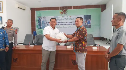 Pabrik Gula PT.SGN Salurkan Bantuan Bagi Warga Sekitar Terdampak Polusi