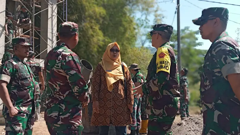 Waaspotdirga Kasau Marsma TNI Dr. Agus Priyanto Pantau Pembangunan TMMD 117