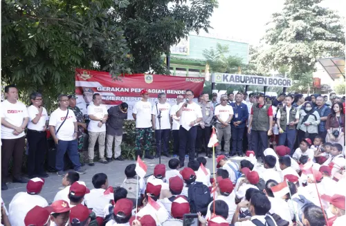 Awal Agustus, Plt Bupati Bogor Bagi-Bagi Bendera Merah Putih