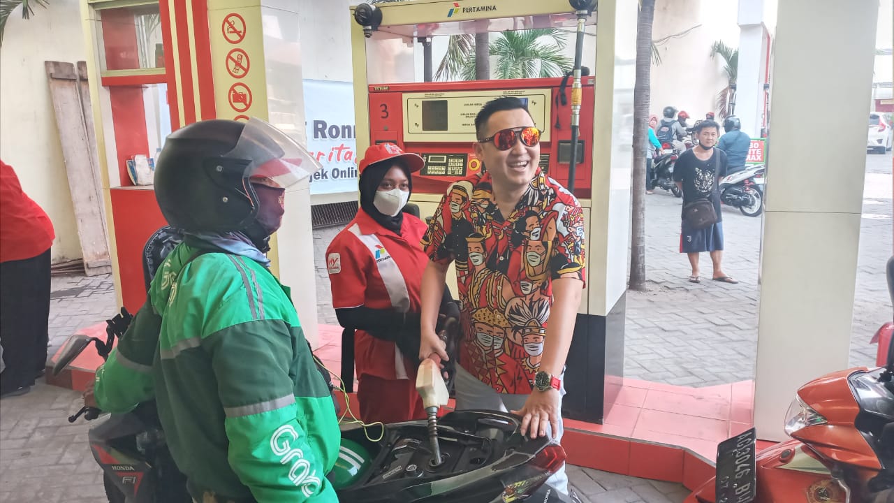 Pengusaha Tajir Asal  Kediri Bagikan BBM Gratis, 400 Ojol Rela Antre Dengan Wajah Sumringah