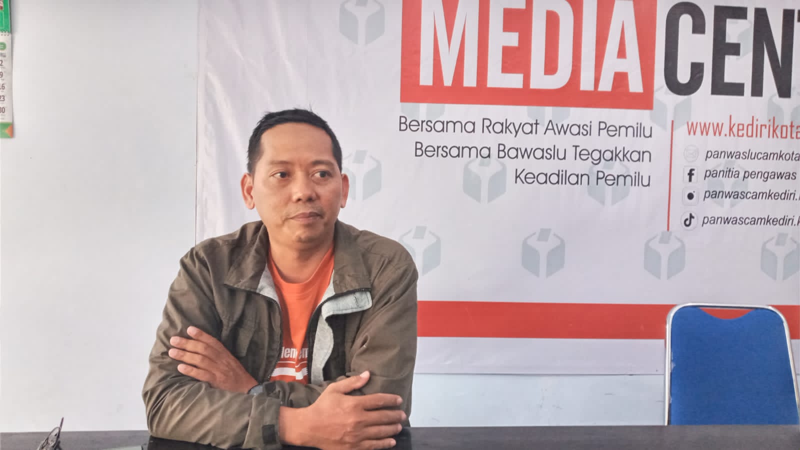 Panwascam Kota dan Pesantren Gencar Tertibkan APK/APS, Petugas Sempat Kucing-KucinganÂ 