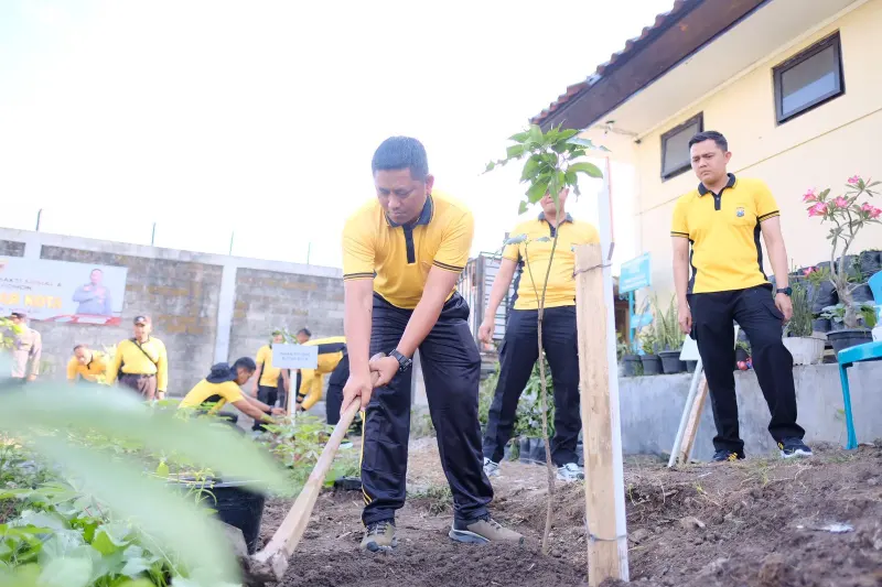 Polres Blitar Kota Gulirkan Aksi Sosial Hingga Bakti Kesehatan dan Penanaman PohonÂ 