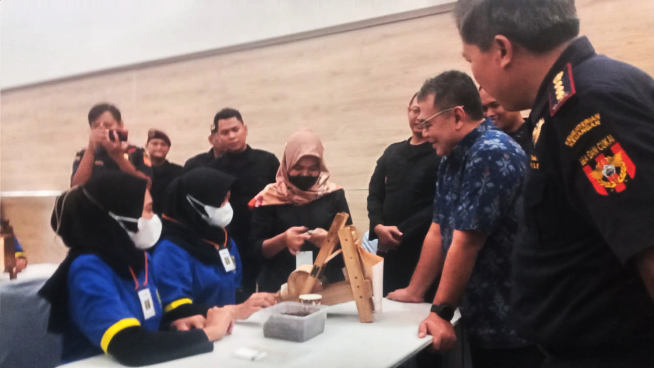 Binaan Lapas Kediri Dibekali Keterampilan, Dilatih Cara Linting Rokok
