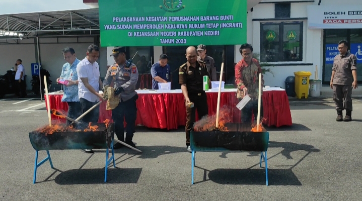 Kejari Kabupaten Kediri Musnahkan Barang Bukti  Perkara Januari Hingga SeptemberÂ 2023