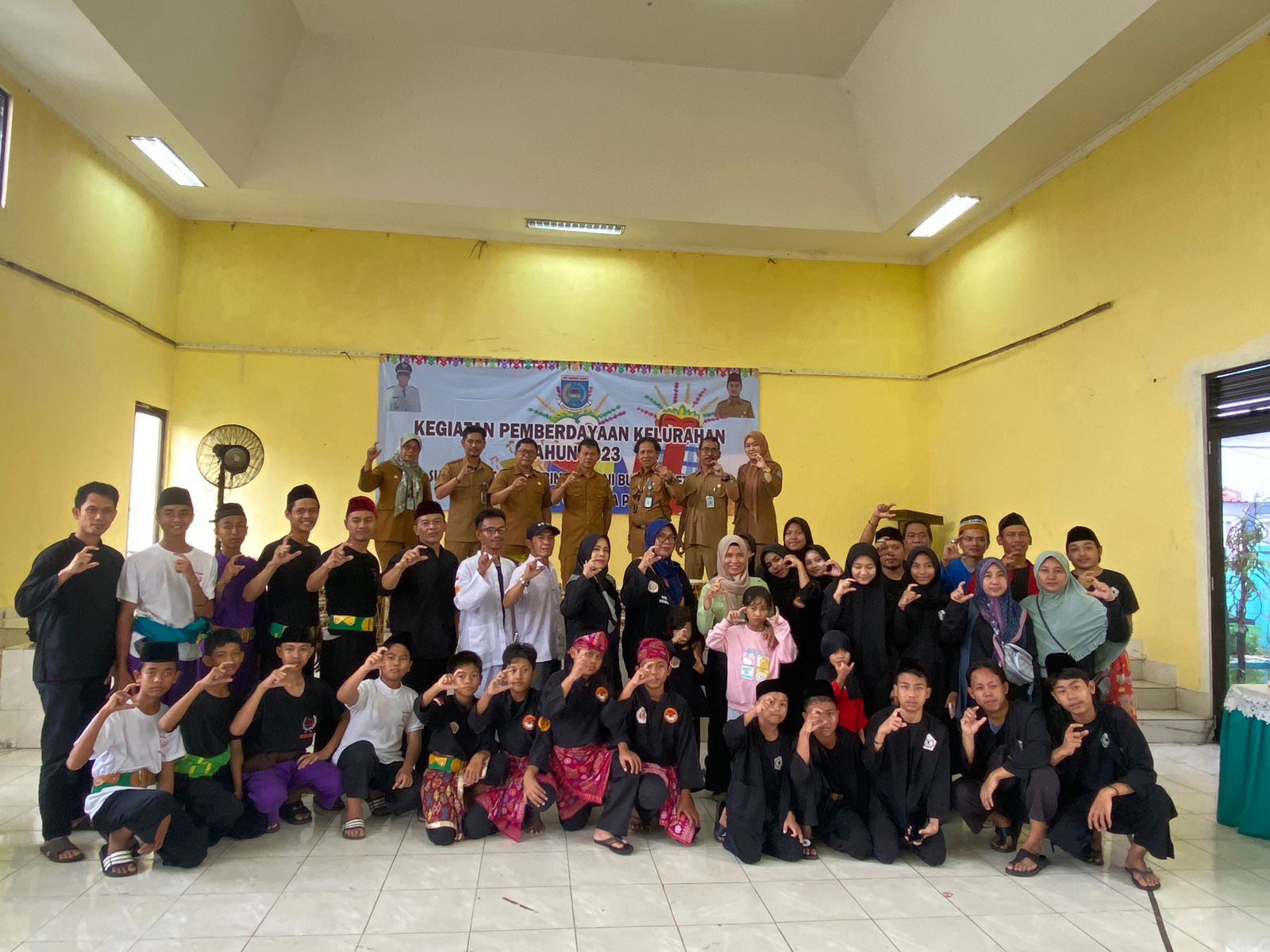 Pelaku Seni Budaya Betawi di Cempaka Putih Dapat Bantuan Peralatan Marawis Hingga Baju Pangsi