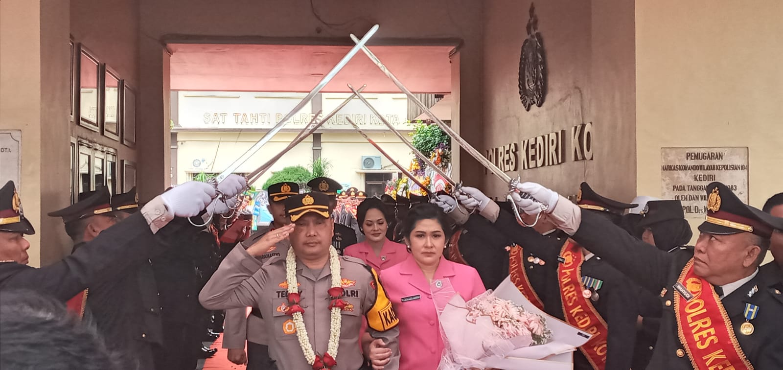 AKBP Bramastyo Priaji Kapolres Kota Kediri Disambut Pedang Pora