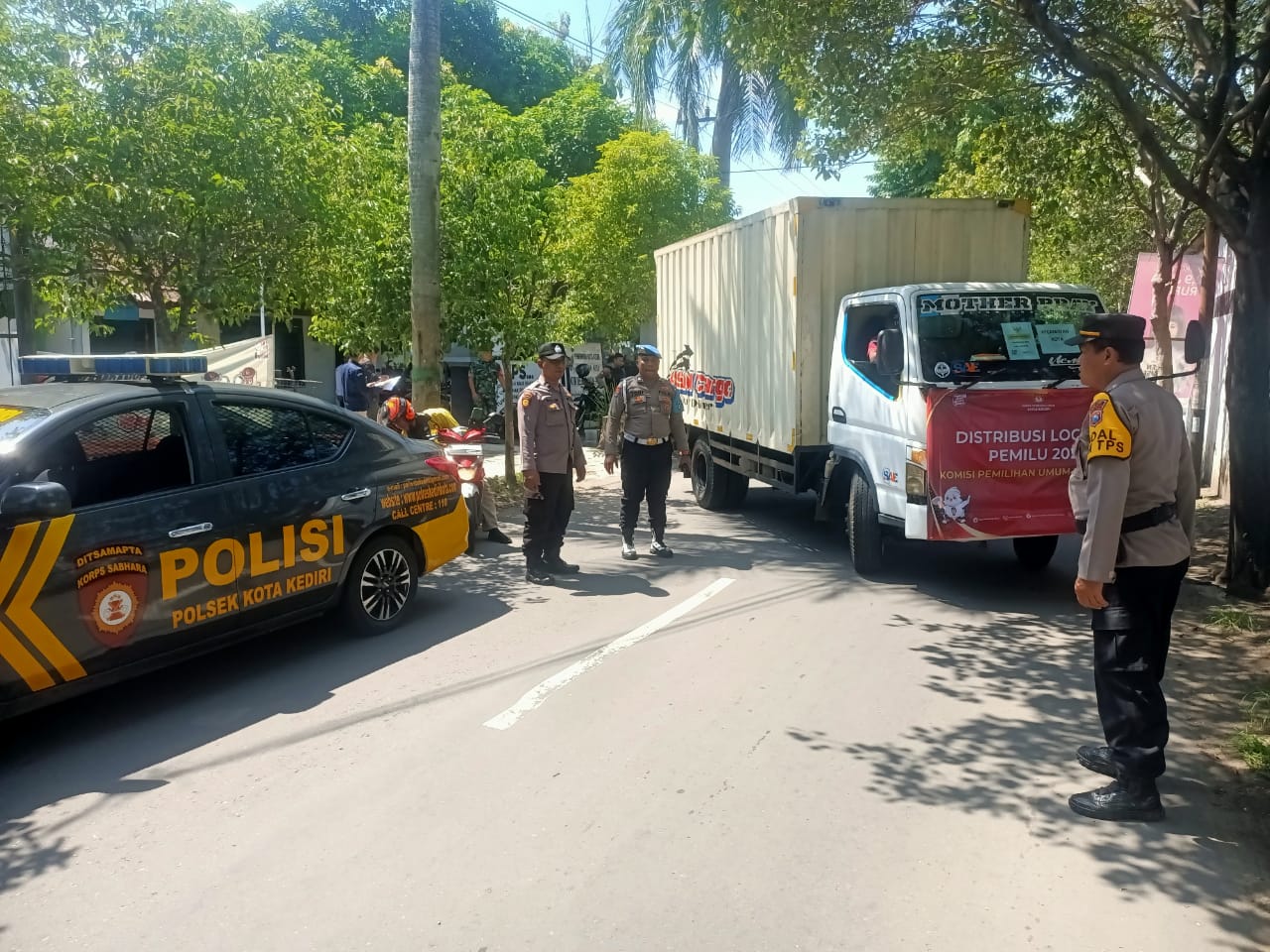 Polres Kediri Kota Kawal Pendistribusian Logistik PemiluÂ 