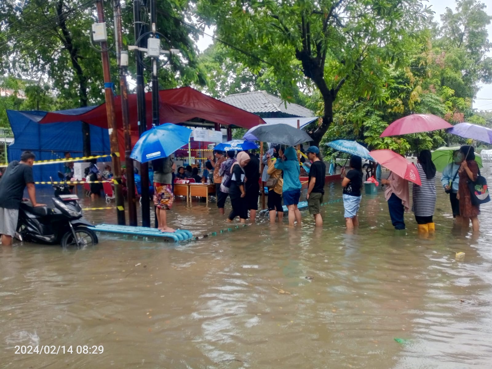 Meski Dilanda Banjir, Warga Semper Barat Tetap Nyoblos