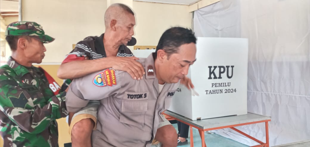 Aksi Simpatik Anggota Polsek Mojoroto Gendong Lansia Datang ke TPS