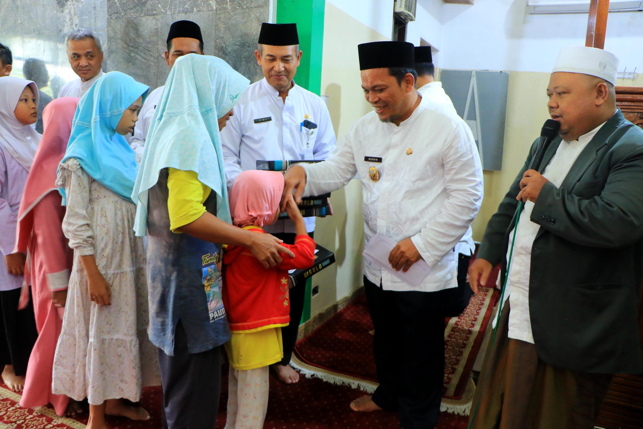 Safari Ramadan, Pj Wali Kota Tangerang Berikan Santunan ke 100 Anak Yatim
