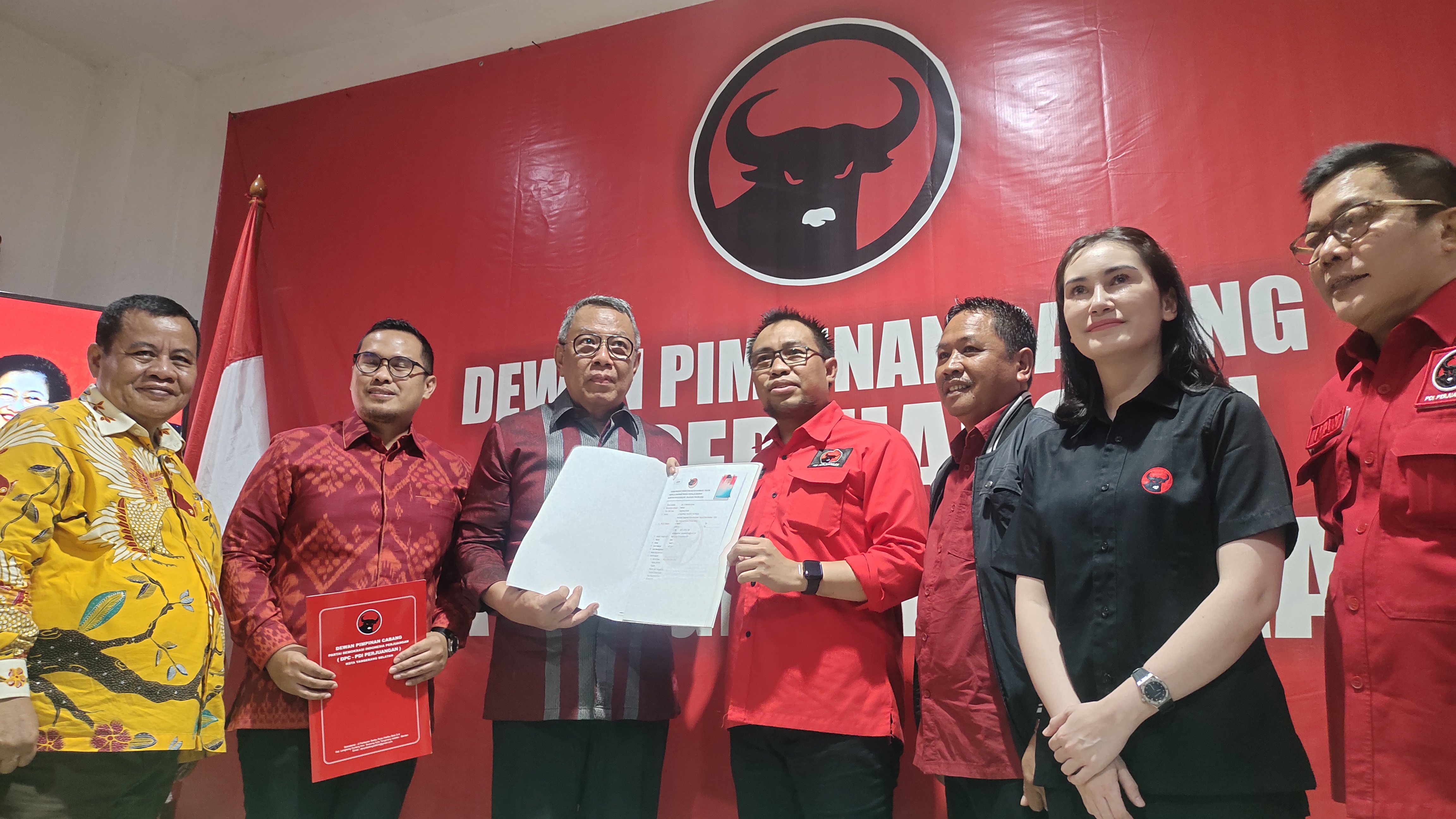Kenakan Baju Warna Merah, Benyamin: Ini Bukti Keseriusan Kami Koalisi PDIP Dengan GolkarÂ 