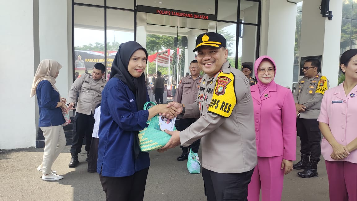 Polres Tangsel Salurkan Sembako Gratis Sebanyak Seribu Paket
