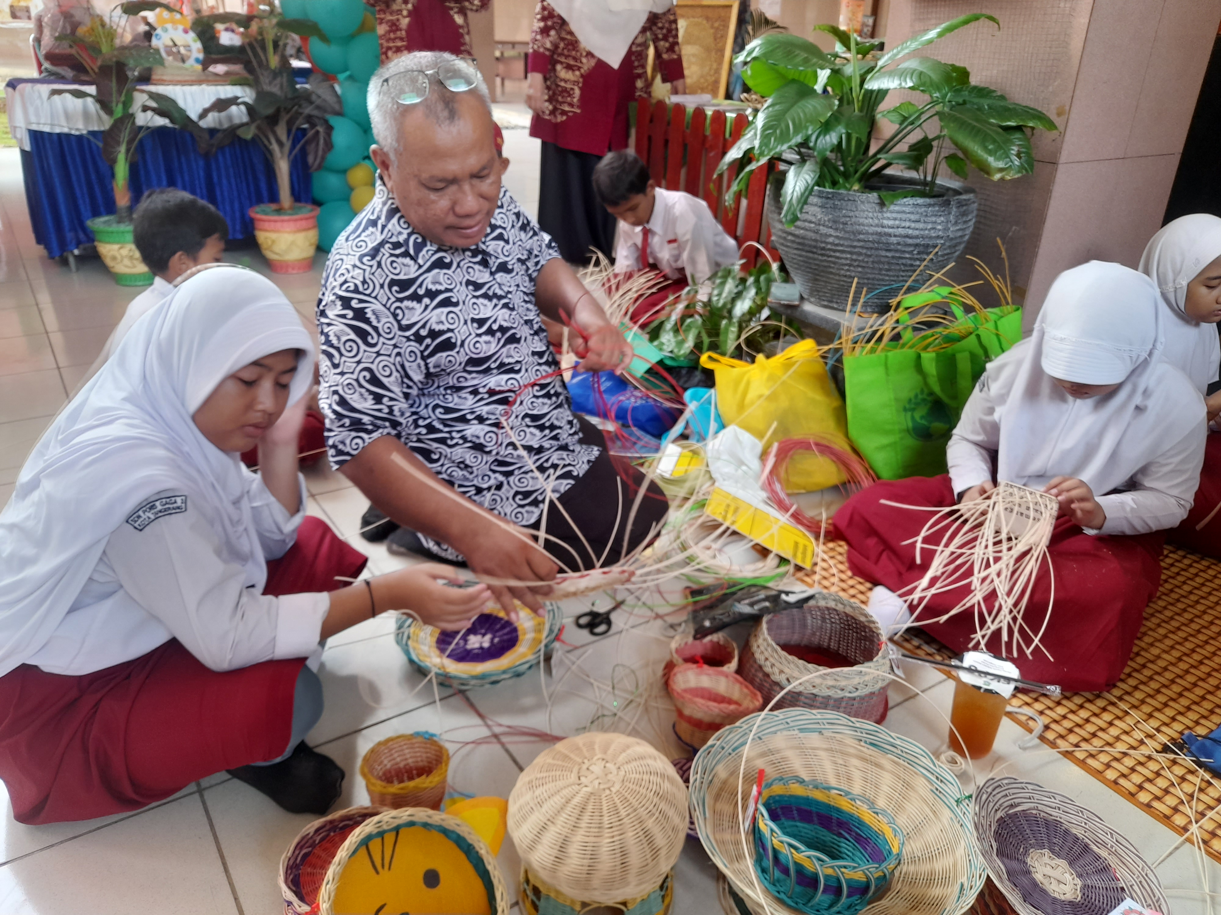 Hardiknas, Pelajar SD di Kota Tangerang Pamerkan Karya Kreatif