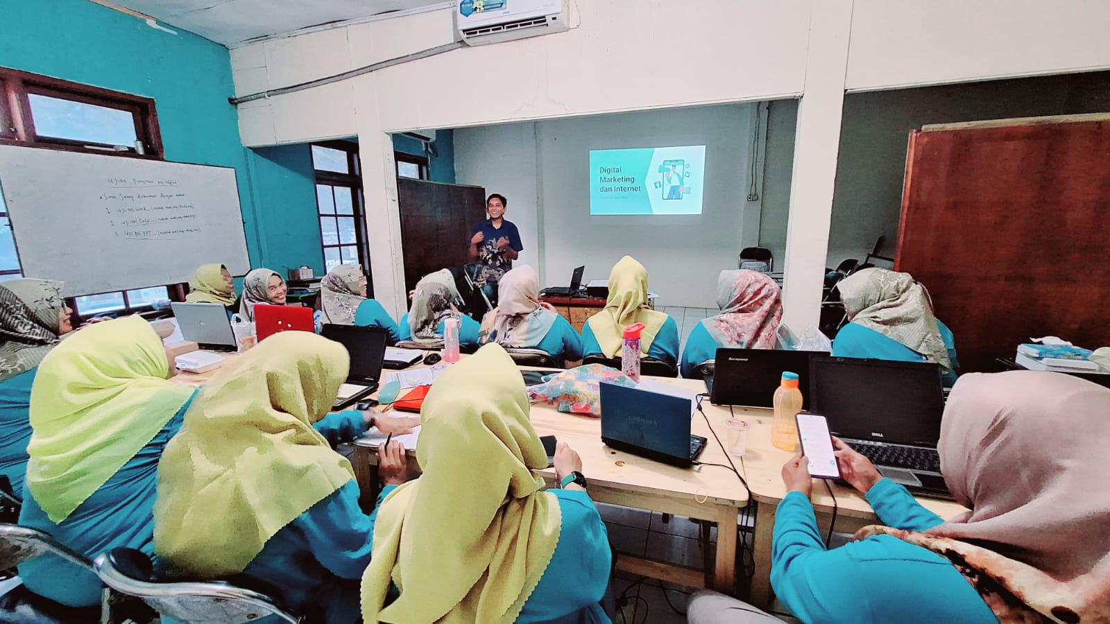 Kader PKK se Kecamatan Setu Dilatih Keterampilan KomputerÂ 