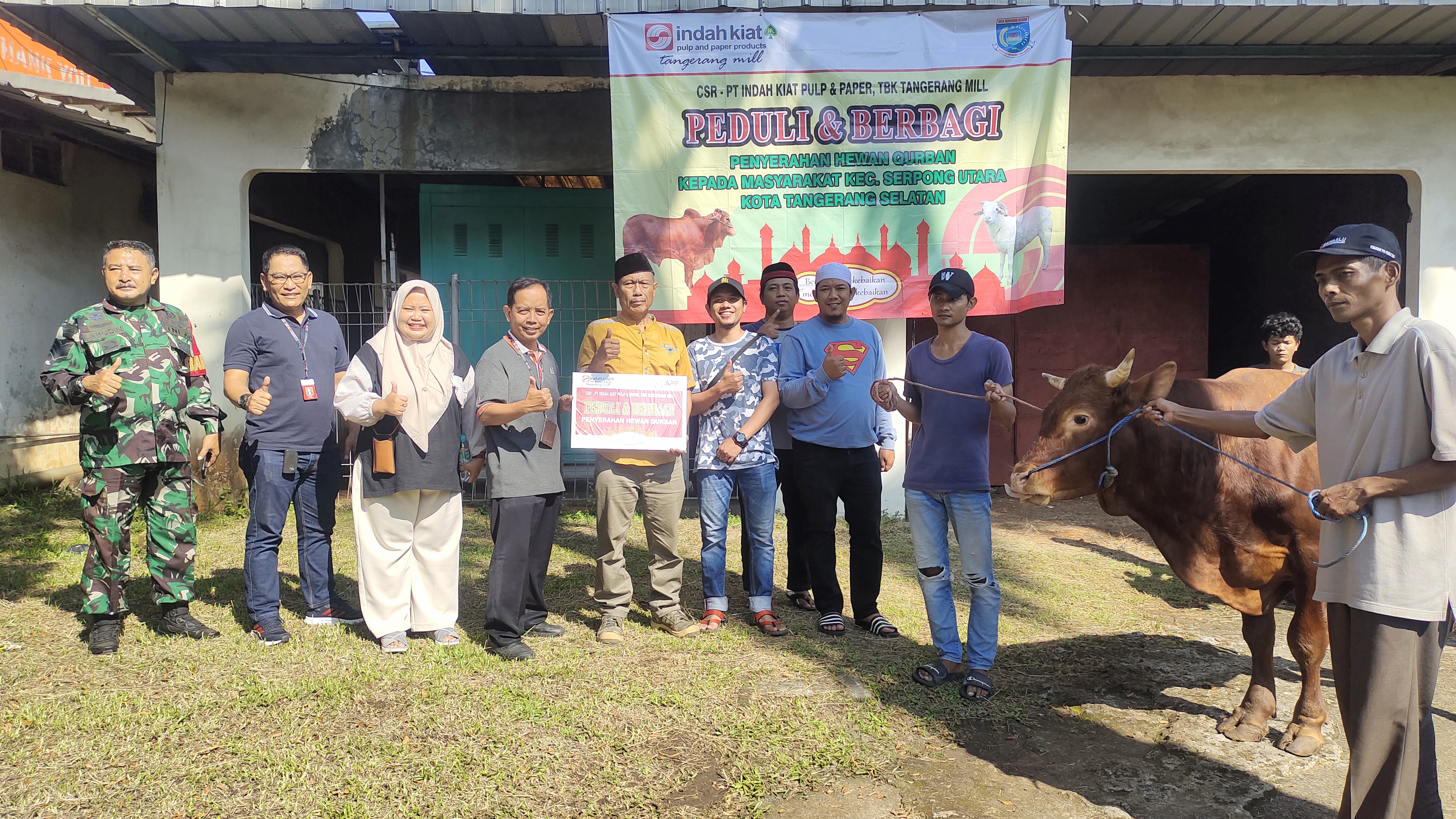 Tradisi Idul Adha, PT Indah Kiat Tangerang Berbagi Kebahagiaan Melalui Penyaluran Hewan Kurban