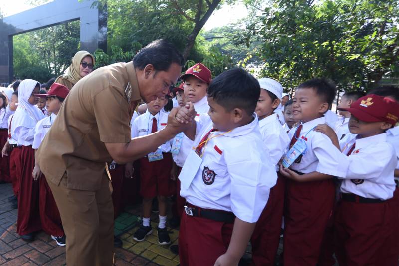 Hari Pertama Sekolah, Pj Wali Kota Tinjau Pelaksanaan MPLS