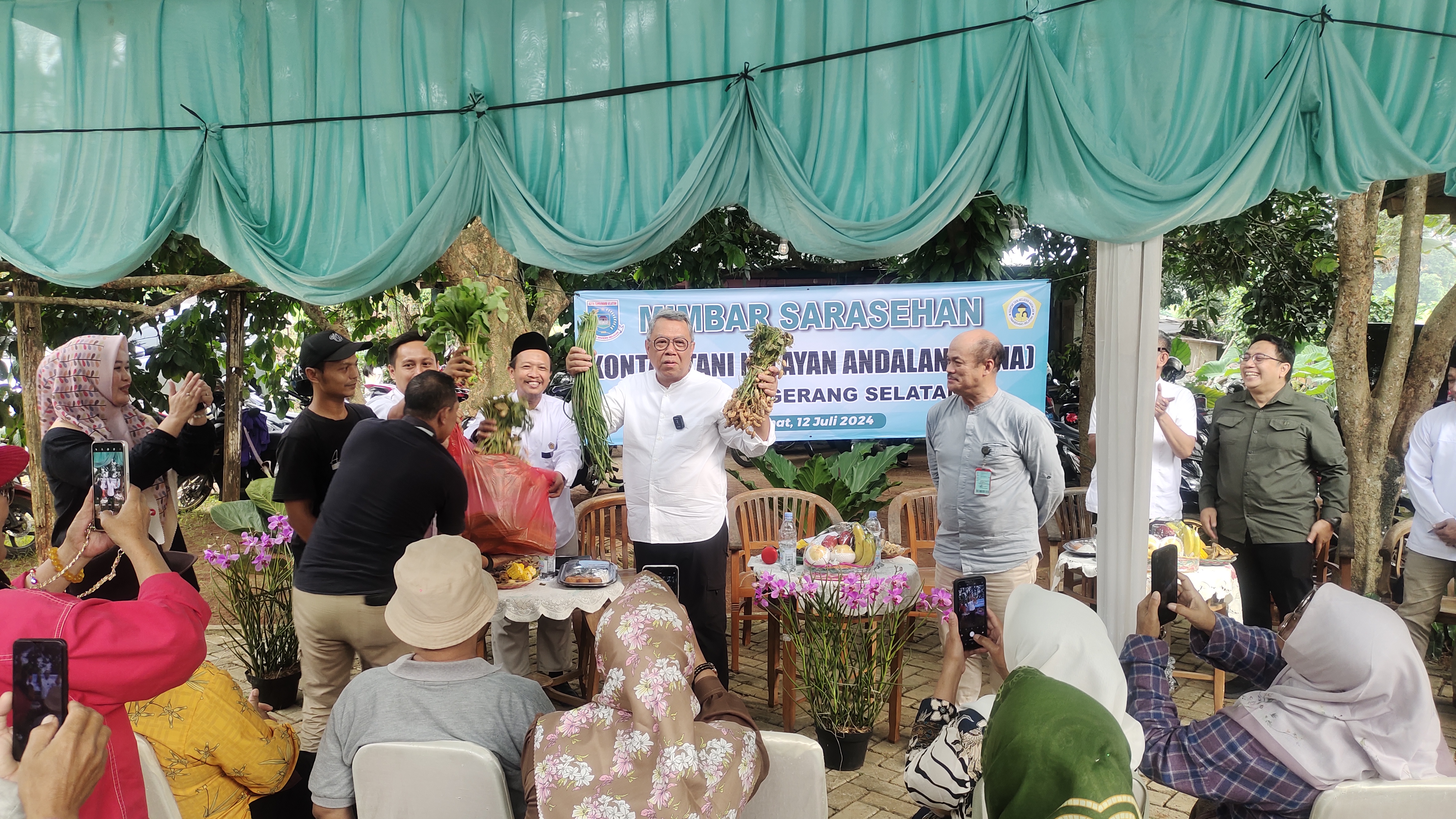 Bincang Bareng Kelompok Tani Ciater, Benyamin Pulang Bawa Kacang PanjangÂ 