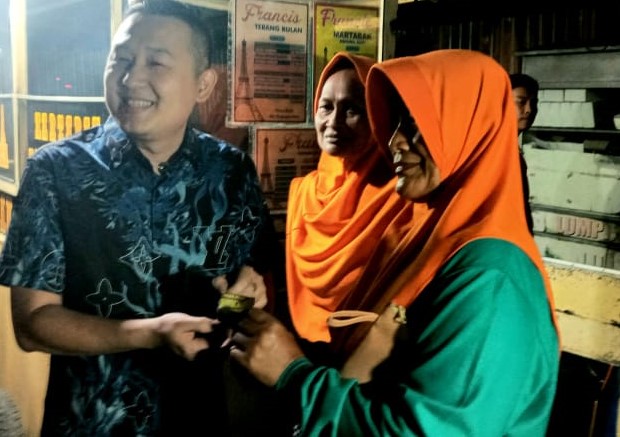 Relawan Rony Dong Bagikan Makan Gratis Di Alun-Alun Kota Kediri
