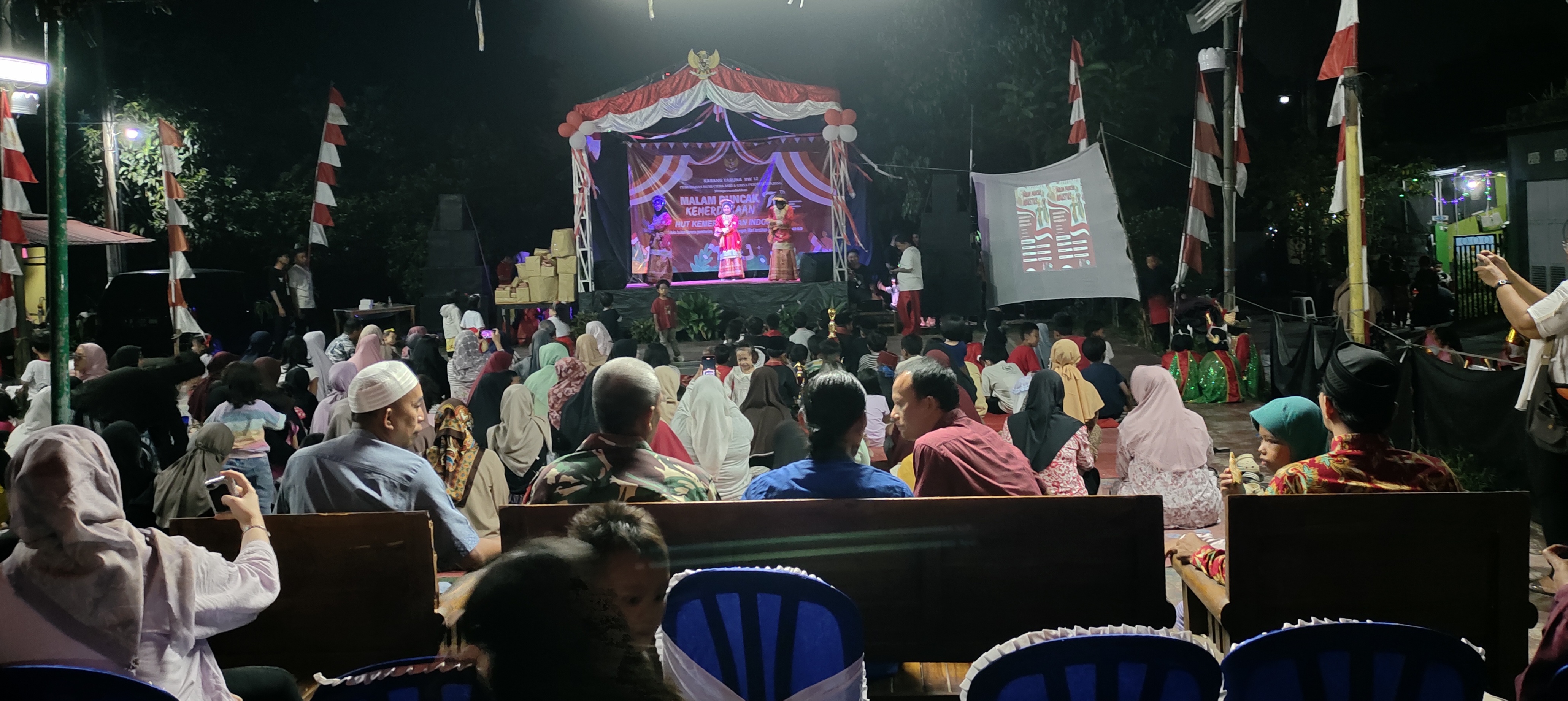 Warga BCA & GPT RW 12 Tonjong Rayakan Malam Puncak HUT RI ke 79, Panitia Tebar Hadiah
