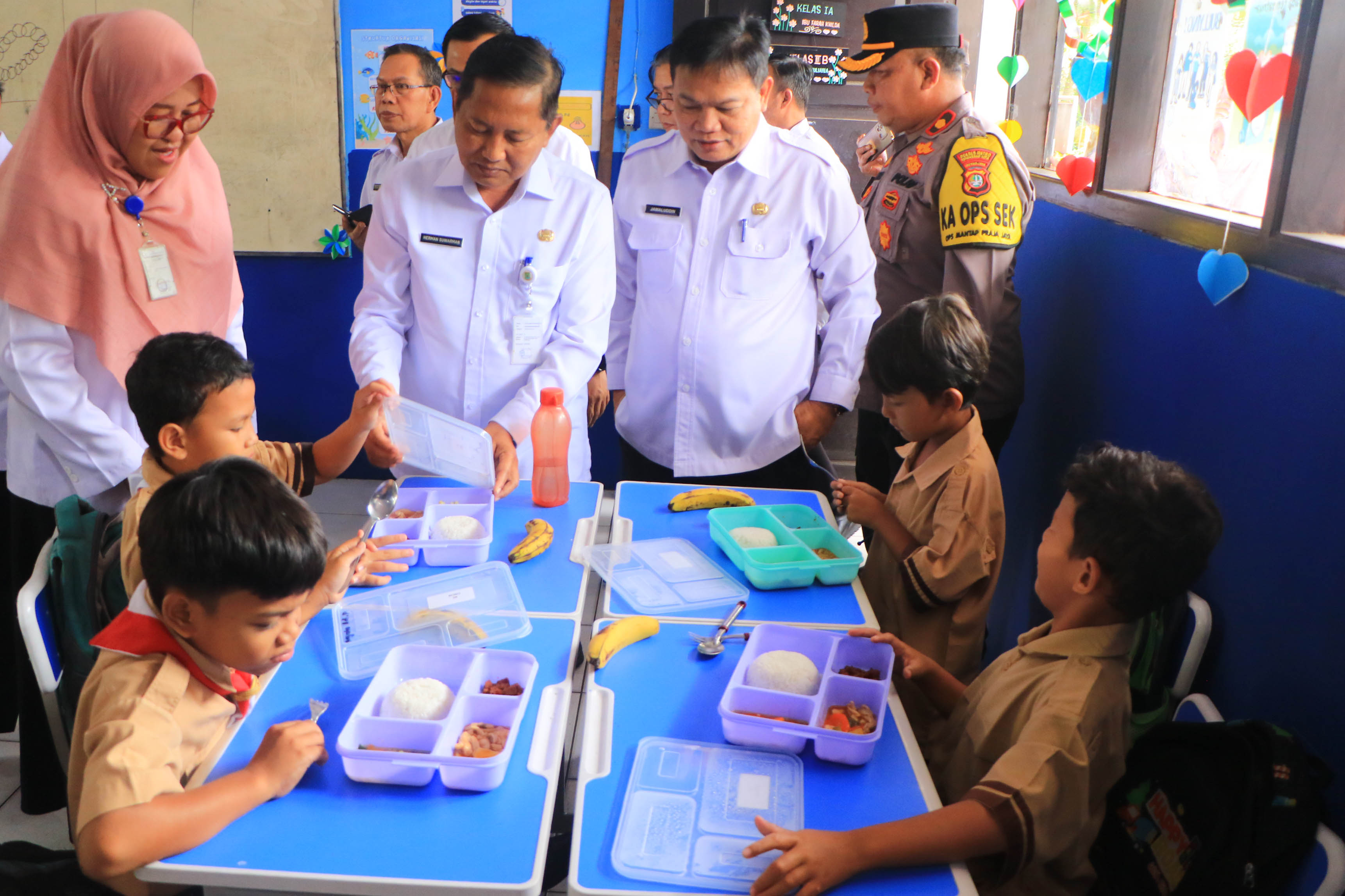 Siswa SDN Karang Tengah 3 Lahap Santap Menu MBG