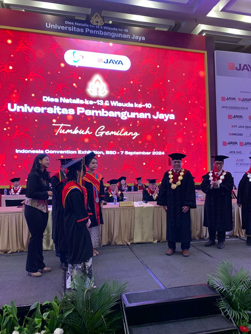 Wisuda UPJ, 20 Lulusan Terbaik Diterima Bekerja di Grup Jaya