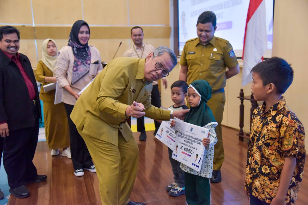 Pemkot Tangsel Salurkan  Bantuan Pendidikan Bagi 1.500 Pelajar