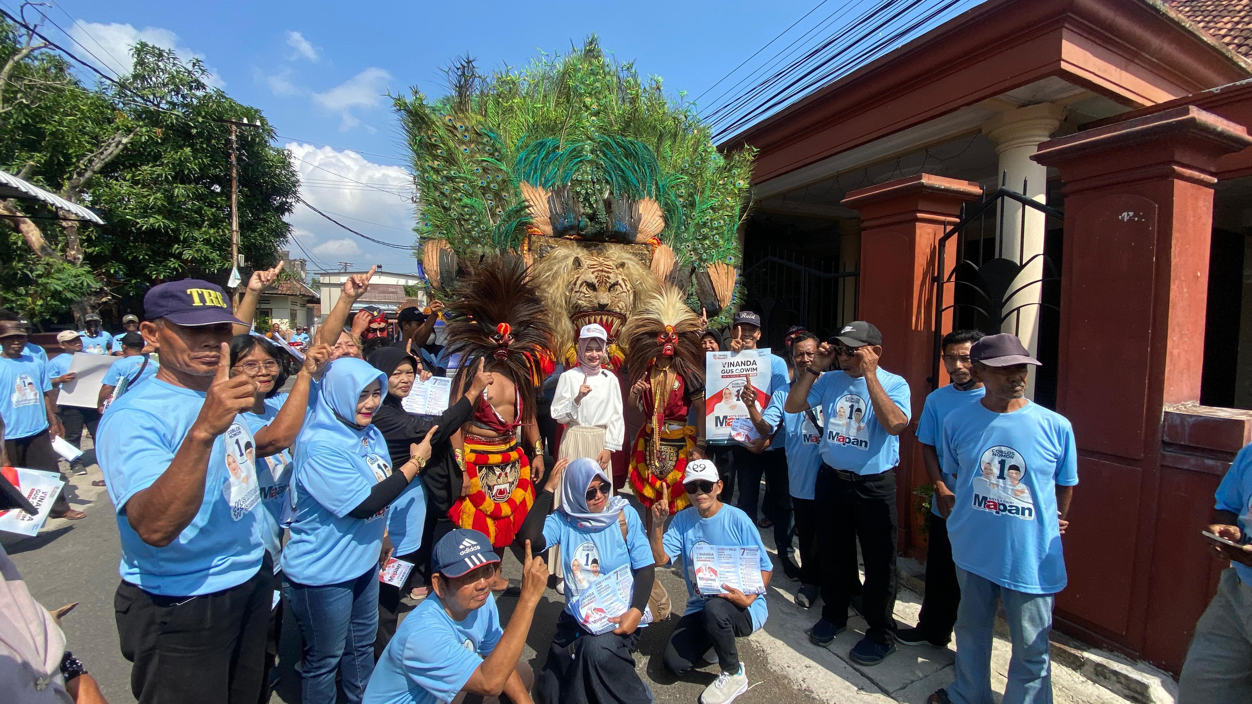 Diiringi Reog dan Jathilan, Mbak Vinanda Door to Door Sapa Warga Ketami