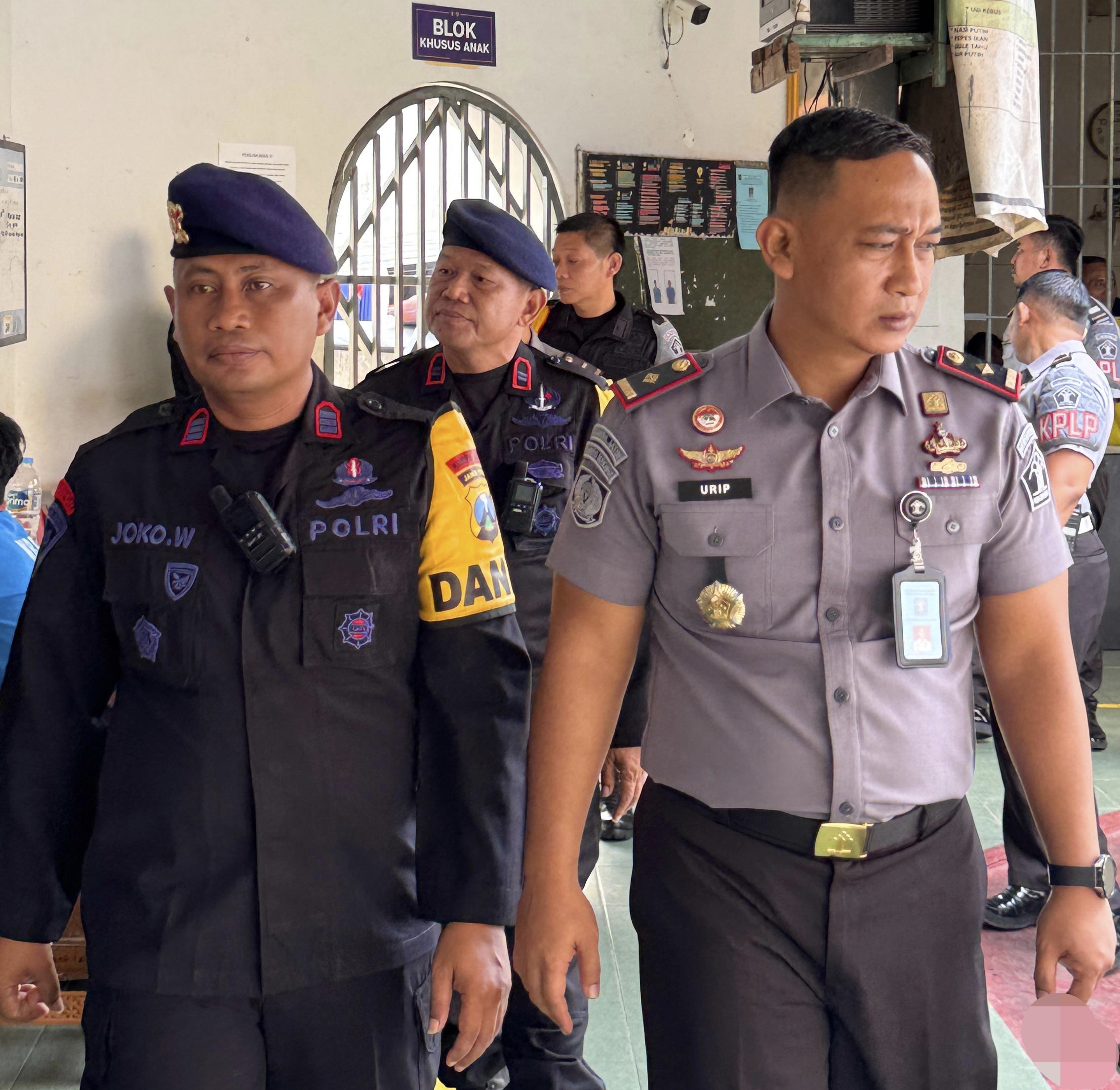 Tinjau Kondusifitas Para Napi, Brimob Polda Jatim Kunjungi Lapas Kelas IIA Kediri