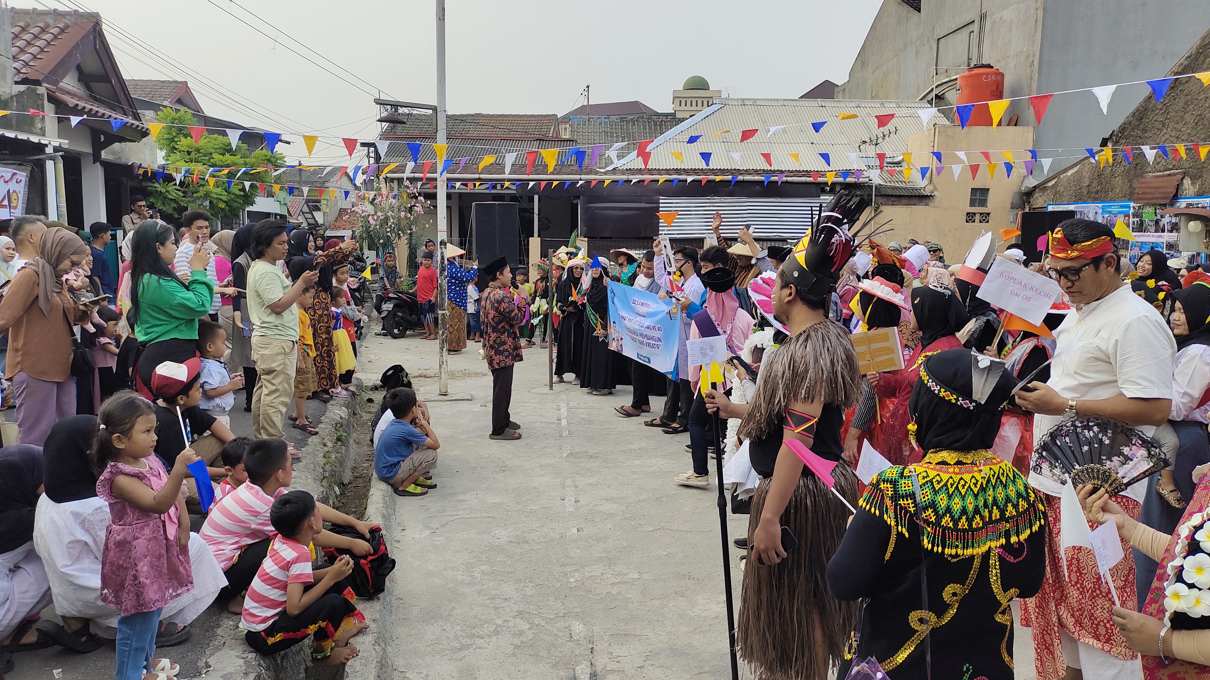 Karnaval Hiasi  Kemeriahan Ulang Tahun RT 04/03 Cempaka Putih