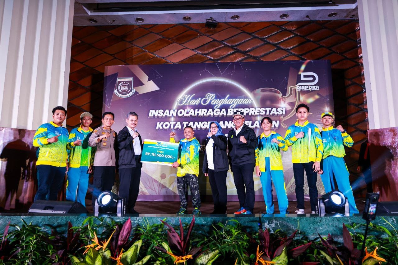 Tabrani Serahkan Bonus Atlet Berprestasi Tangsel