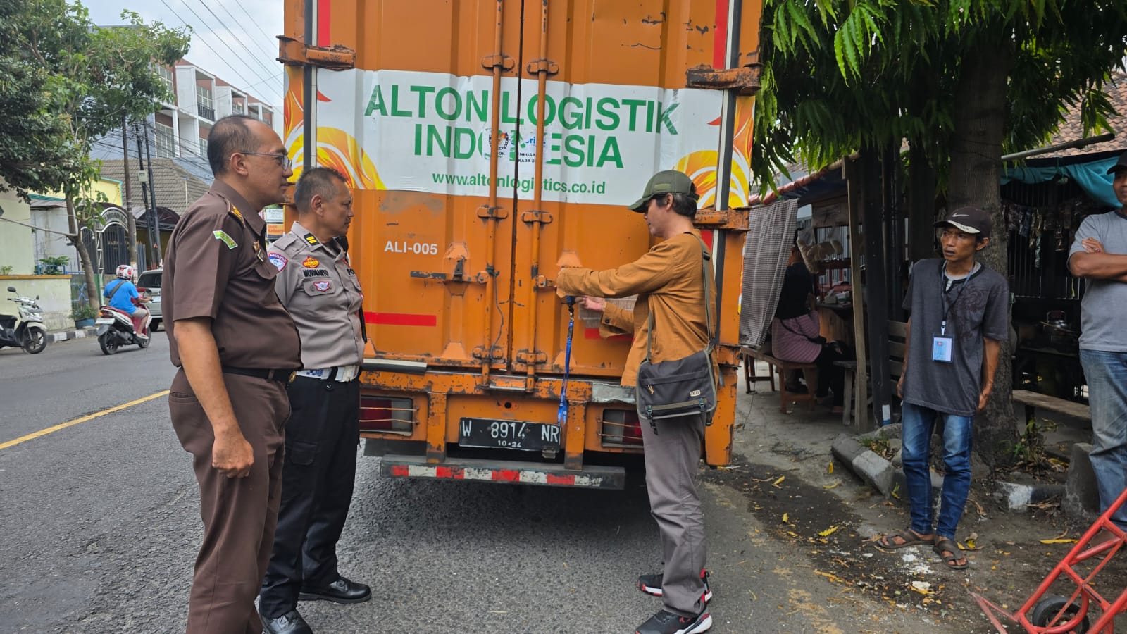 Surat Suara Gubernur dan Wakil Gubernur Jatim Tiba di Gudang KPU Kota Kediri