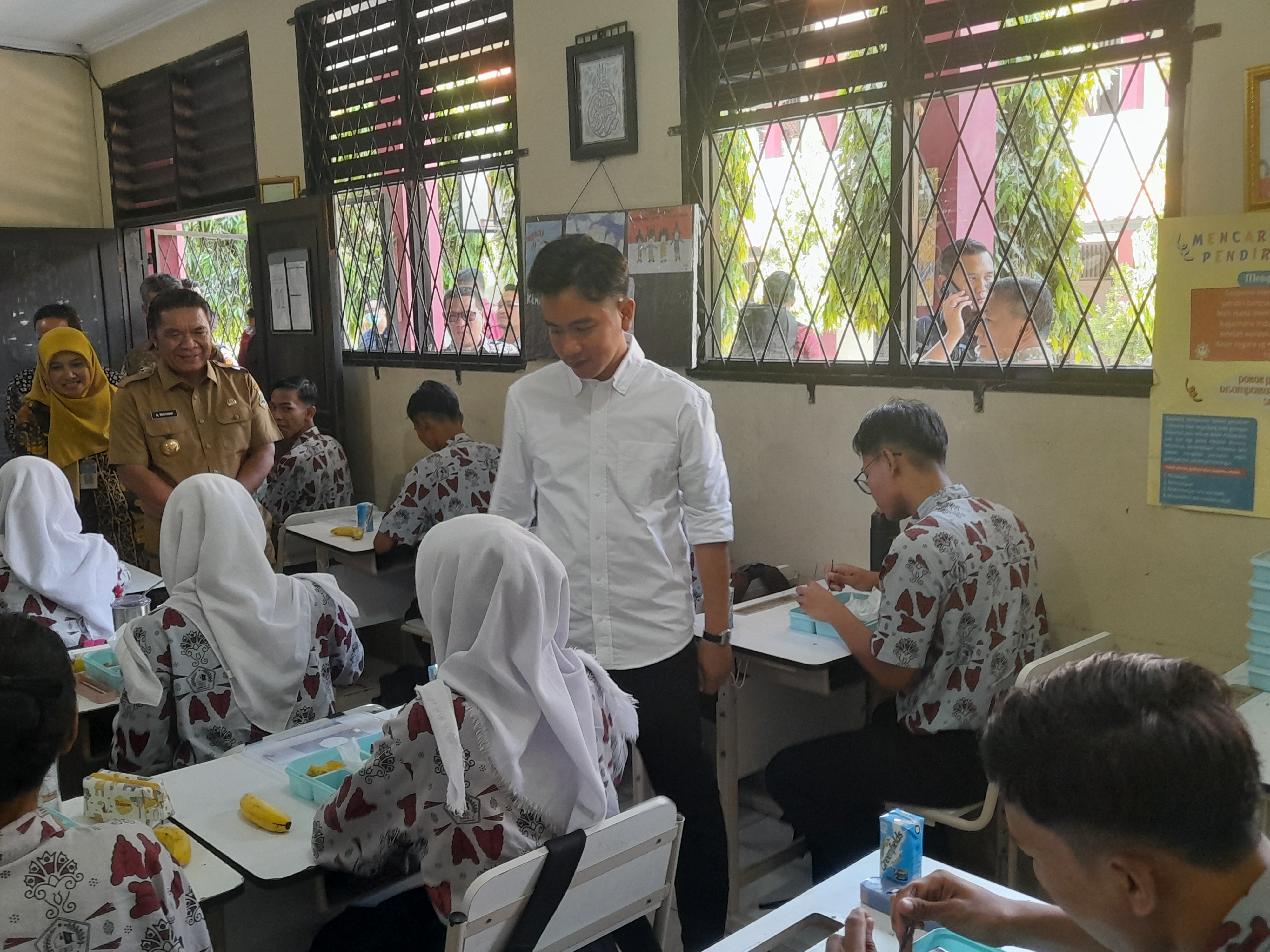 Wakil Presiden Tinjau Pelaksanaan Makan Bergizi Gratis di SMKN 3 Kota Tangerang