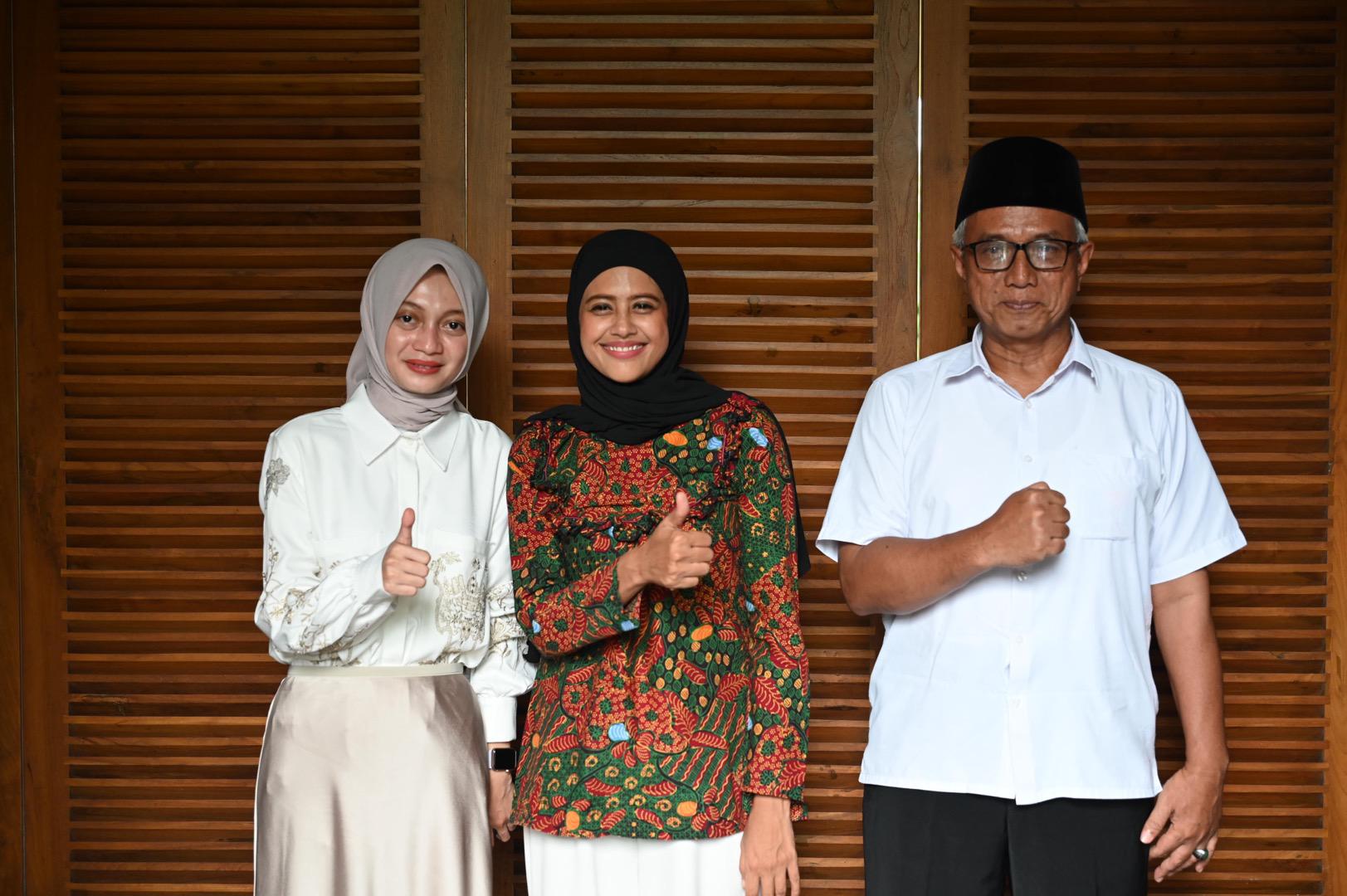 Walikota Kediri Terpilih Vinanda - Gus Qowim Silaturahmi ke Rumah Bunda Fey