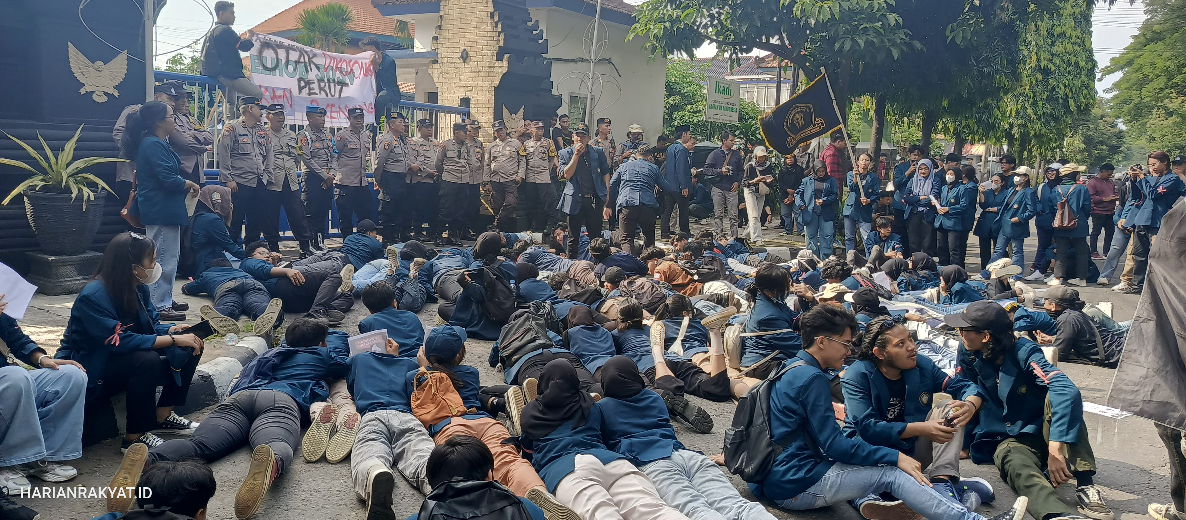 Lima Tuntutan Aksi \"Indonesia Gelap\" di Depan Kantor DPRD Kota Kediri