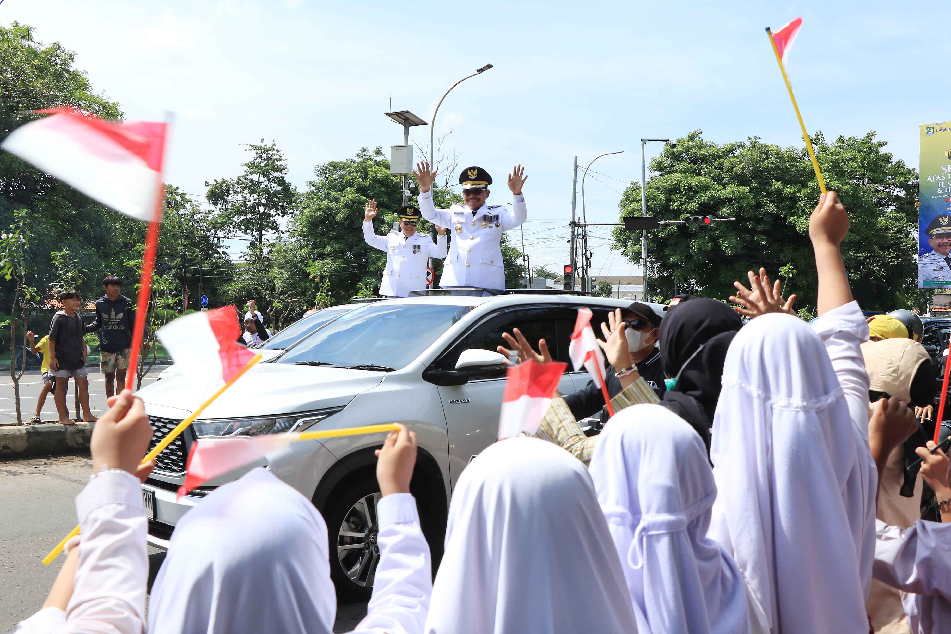 Warga Sambut Kedatangan Sachrudin-Maryono di Kota TangerangÂ Â 