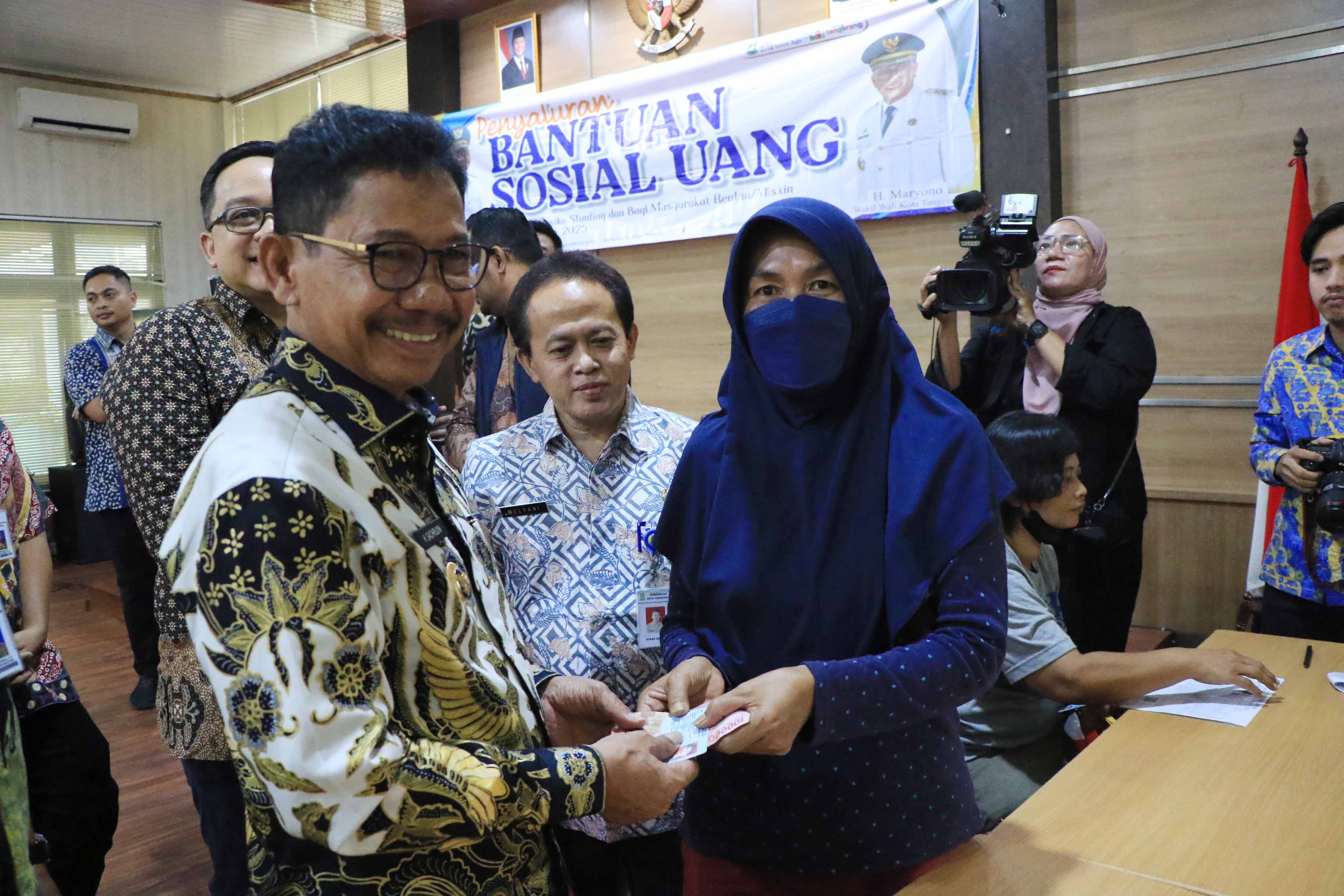 Jelang Lebaran, Pemkot Tangerang Berikan Bansos Uang ke 2.216 Masyarakat Kurang Mampu