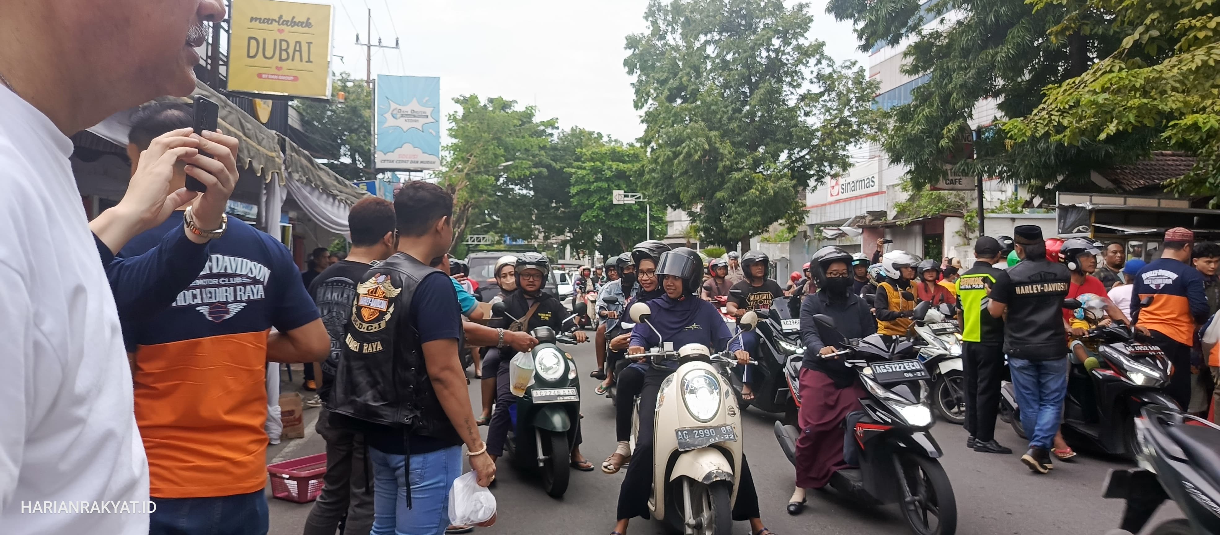 Komunitas Moge Kediri Raya Tebar Ribuan Takjil dan Paket Sembako