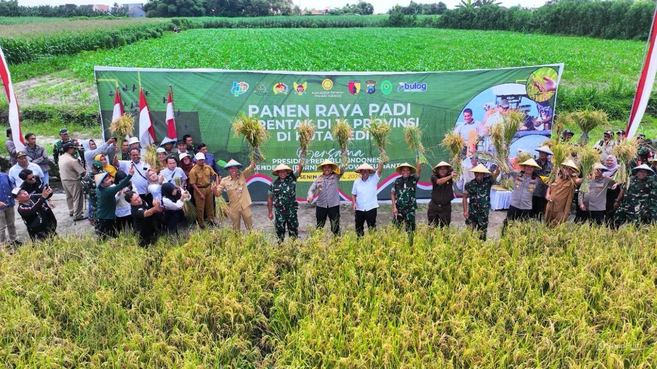 Wakil Wali Kota Kediri Panen Padi Serentak di 14 Provinsi Seluruh Indonesia Bersama Presiden Prabowo