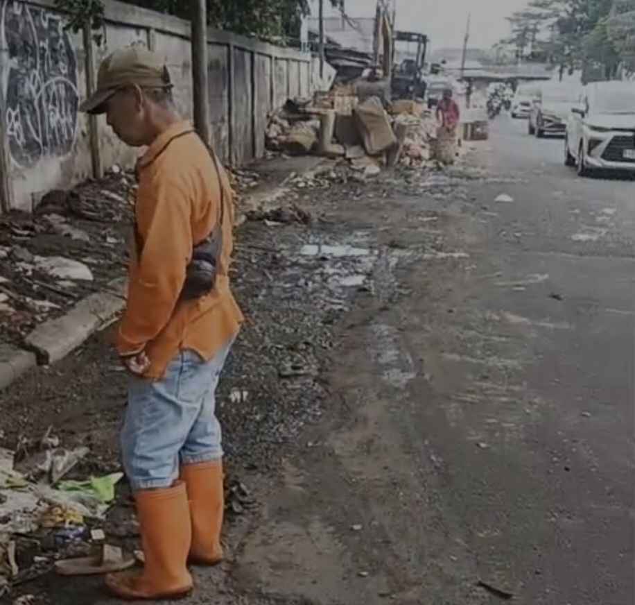 DLH Tangsel Angkut Tumpukan Sampah Pasar Cimanggis