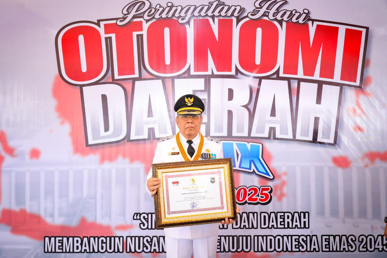 Masuk 10 Besar Kota Berkinerja Terbaik Nasional, Pemkot Tangsel Terima Penghargaan Kemendagri